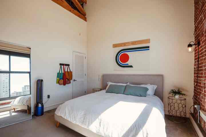 Less is more, especially in a mid-century modern space. #MinimalDesign #MidCenturyMagic