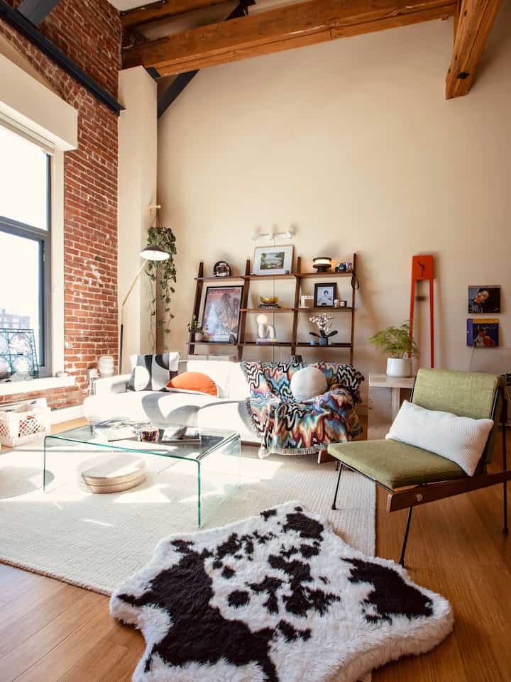 Ruang yang dikurasi dengan sentuhan nostalgia. #MidCenturyStyle #VintageLiving