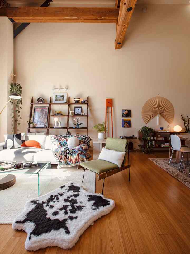 Mixing classic mid-century pieces with today’s style. #ModernMeetsVintage #MCMDesign