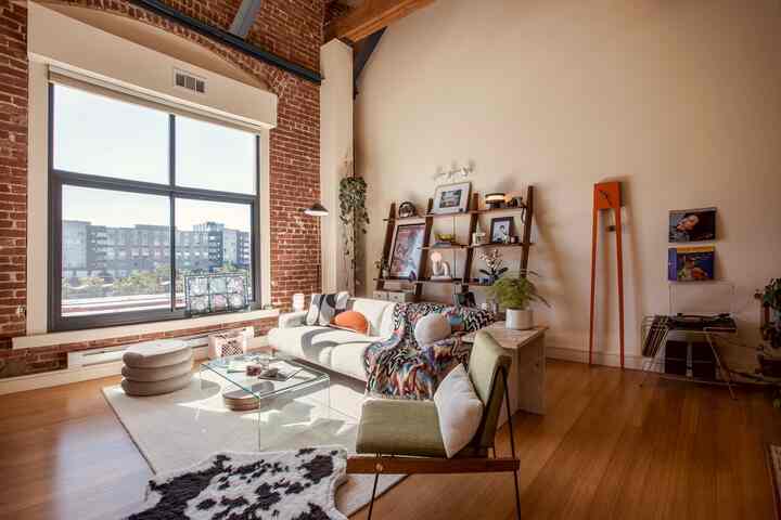 Menghidupkan kembali masa lalu dengan setiap dekorasi. #MidModHome #RetroLiving