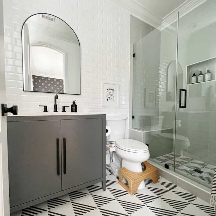 Kamar mandi anak dengan ubin berpola modern dan asyik. Ubin beraksen hijau. #bathroomdecor #bathroomremodel #bathroomdesign #bathroominterior