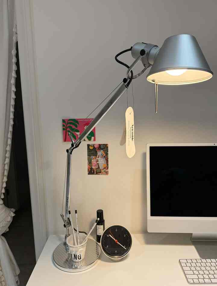 Penataan Meja Kerja Midcentury & Modern Saya🤍🖤 

#Midcentury
#homeoffice 
#deskterior