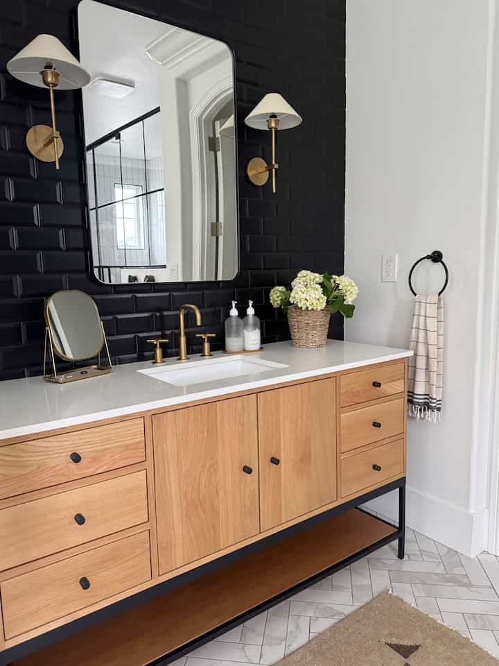 Modern, neutral bathroom design. Classic bathroom. #bathroominspo #bathroomremodeling #bathroomdesign #bathroominterior 