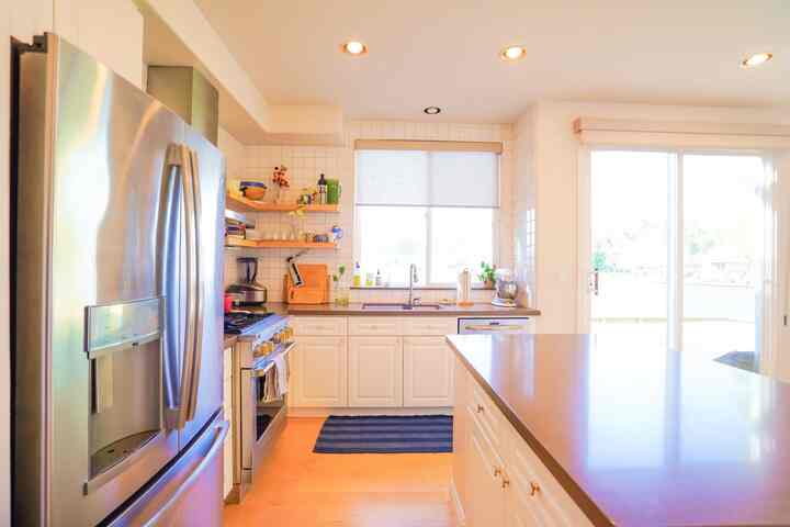 Opening shelving in kitchens > 

#modern #chromekitchen