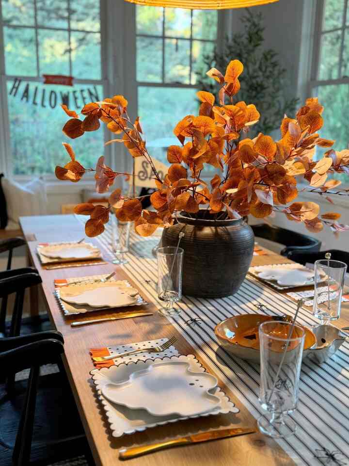 Halloween Decor table setting idea! #halllweendecor #halloweenplacesetting #tablesetting #halllweeninspo