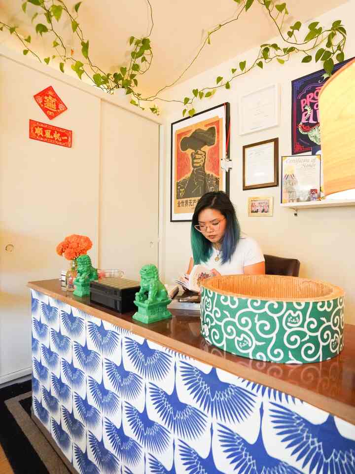 I have this working nook in the living room! It’s the perfect place for me to work/study and get productive while enjoying my space #ecletic #curated