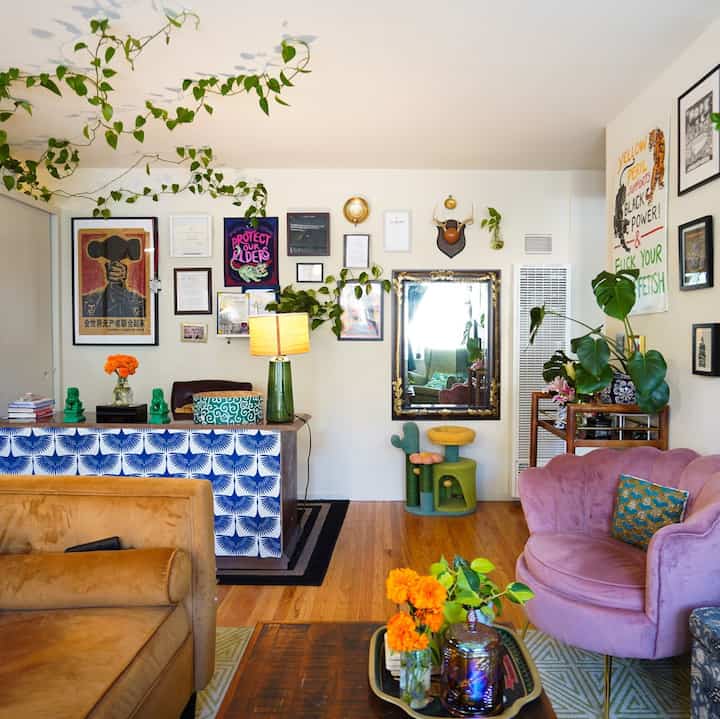 My happy living room/ workspace! I covered the back of the workdesk w fabric to add some pattern. #colorfulinterior #maximalist #patterns #plants