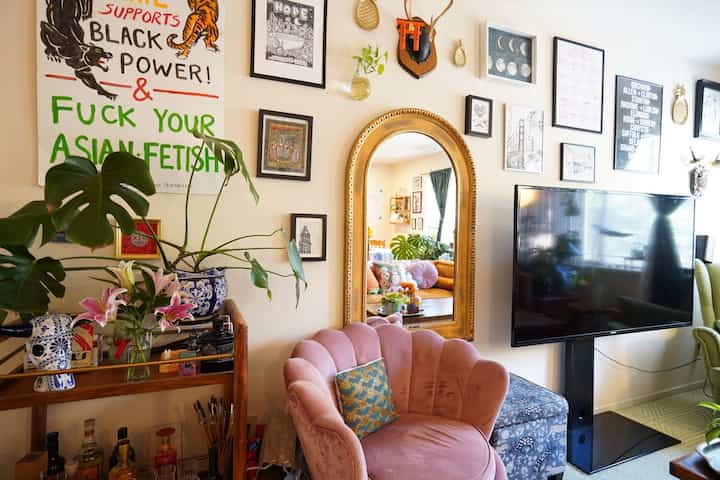 テレビが目立たないようにギャラリーウォールを作るのが大好きです！ #gallerywall #maximalist #colorfulinteriors #livingroom