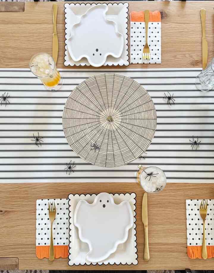 Halllween Table Setting Details #halloween #halloweendecor #halloweentablesetting #halllweendrinkidea