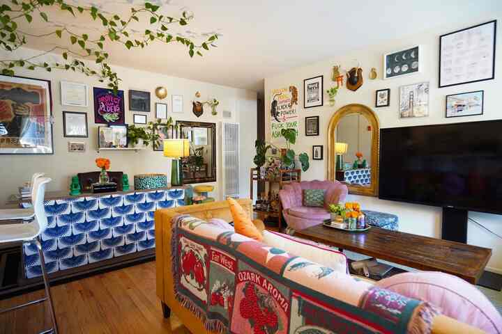 <span data-sheets-root="1" style="color: rgb(0, 0, 0); letter-spacing: normal; font-size: 10pt; font-family: Arial;">I love how the ivy has started to grow along the ceilings #bold #patterns #gallerwall #vintage</span>
