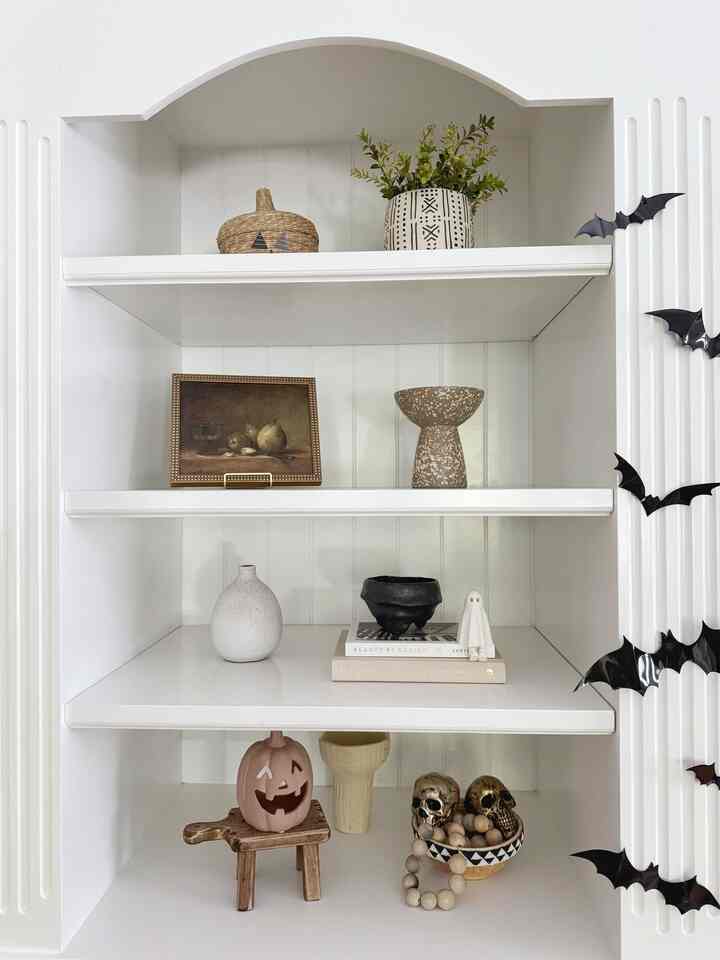 Halloween shelf decor! #halllweendecor #halloweeninspo #pumpkindecor #bats