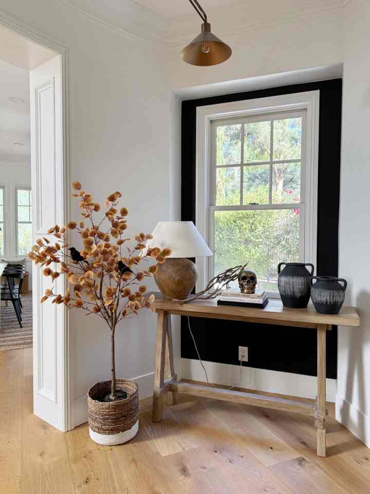 Halloween Entryway decor. #halloween #halloweendecor #halloweeninspo