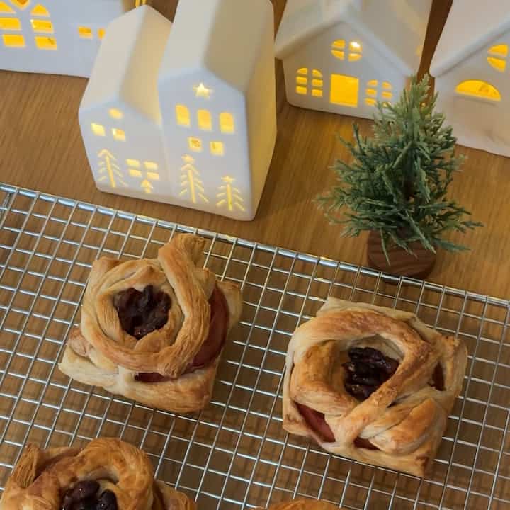 ✔️christmas decor 
✔️ baked goods 
✔️ cozy vibes 

#christmas #baking #smallkitchen #holidaydecor