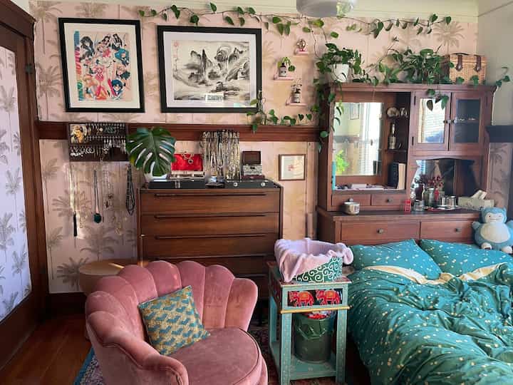 Beginilah tampilan kamar tidur saya sebelum saya pindah ke apartemen saya saat ini. Anda dapat melihat barang-barang yang sama tetapi ditata dengan gaya yang berbeda di sini. Saya suka wallpaper berwarna merah muda terang 💖 #studioghibli #pinkinteriors #pinkwallpaper #cozybedroom