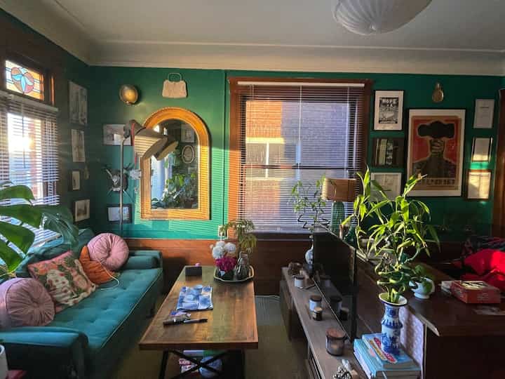 Ini adalah ruang tamu apartemen lama saya. Saya menyukai jendela kaca patri dan warna hijau zamrud yang saya cat di dinding. #emeraldgreen #colorfulinterior #maximalist #greenwalls