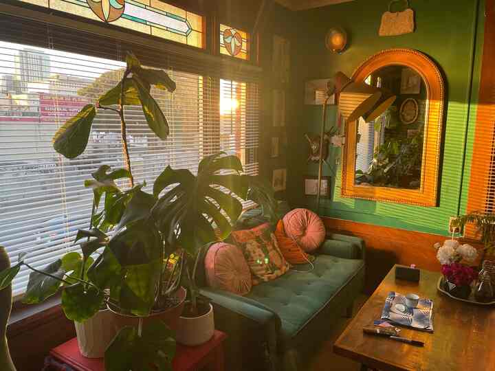 The old apartment during #goldenhour. I loved this #greeninterior so much! #livingroominterior #maximalist #vintagelighting 