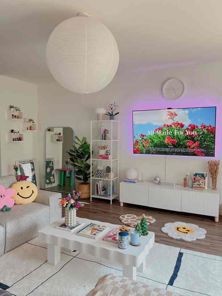 Modern living room with white and wood tones, featuring a gray sofa and white coffee table in a bright, cozy atmosphere
