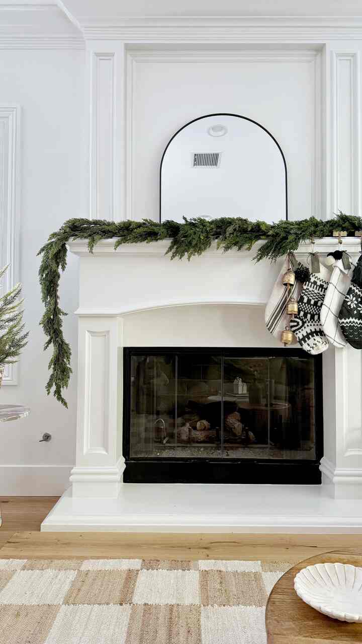 Mantel Christmas Decor. #garlands #christmasgarland #ChristmasHomeParty #mantelstyling #ChristmasHomeParty 