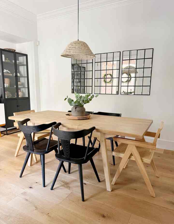 Modern, neutral dining room design. #wreaths #diningroom #moderndesign #moderndiningroom