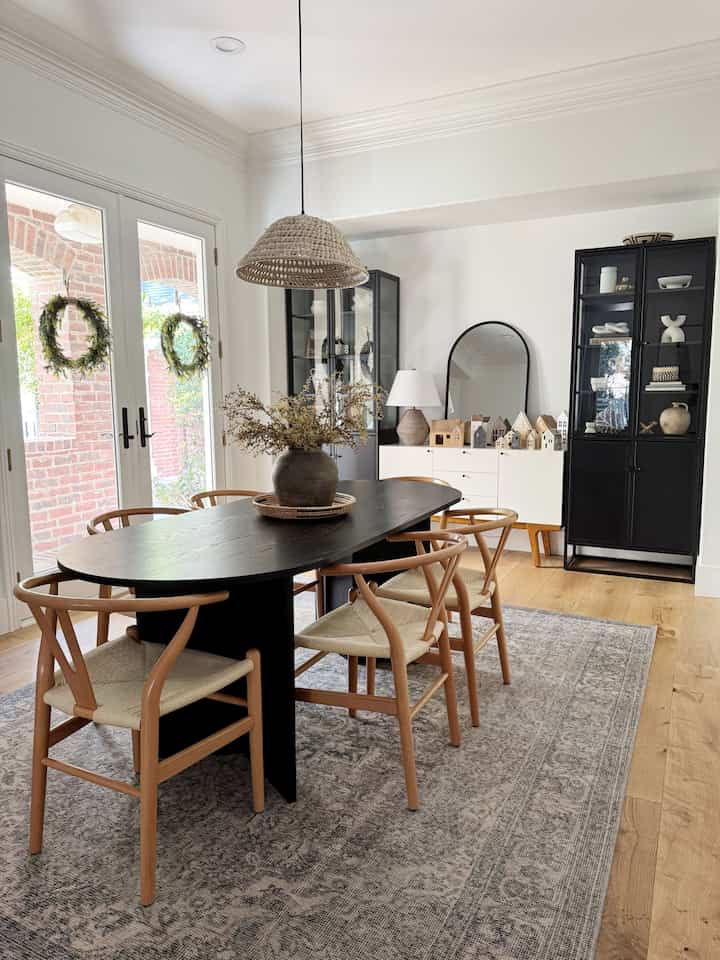 Modern Dining Room Decor. #diningtablestyling #moderndiningroom #moderndesign #diningroominspo