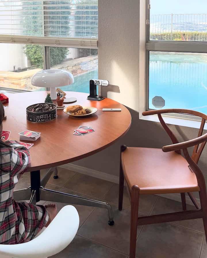 Relaxing afternoon on Christmas 🎄🤎

#woodenfurniture #hanswegner #wishbonechair #lightingconstruction #tablelamp #interiorobject 