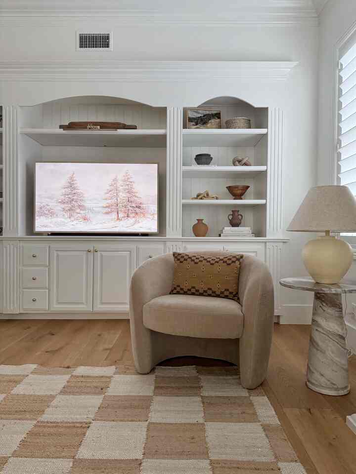 Cozy, modern living room design. #maretable #livingroomdesign #neutralcolors #checkeredrug