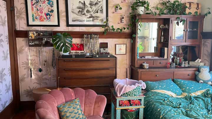 This is how I styled my bedroom’s built-in dresser. I made it a little #tarot #altar and trailed my #plants over it! #witchy #pinkinteriors #boho #maximalist