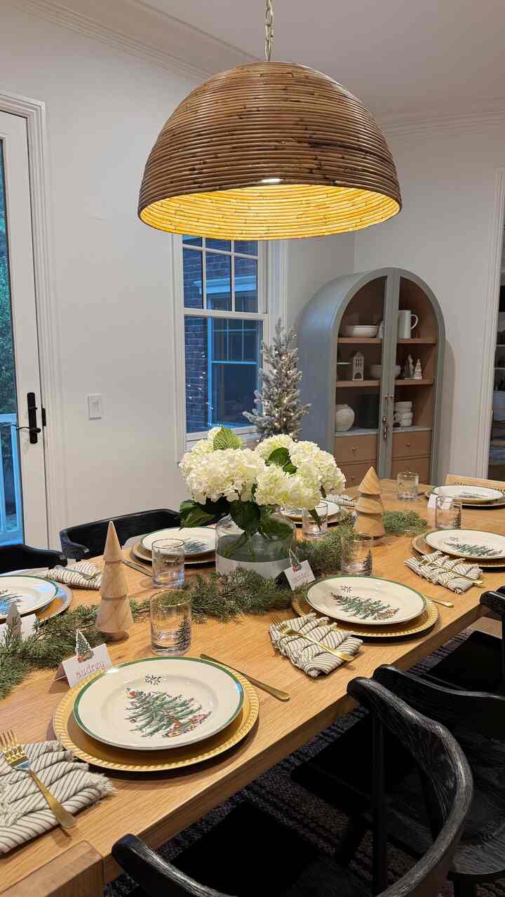 Christmas Eve Dinner table setting 2024. #christnasdinnersetting #spodechristmas #christmasdecor #christmasstyling