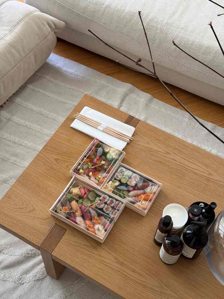 cara favorit saya untuk duduk dan makan - di lantai yang saling bersilangan 🤭 #japandi #cozyhome #aesthetics #livingroom