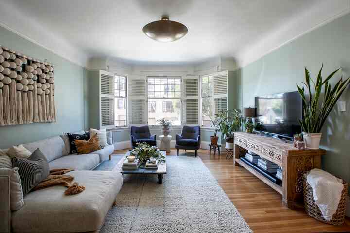 Memulai awal yang segar & bersih di Tahun Baru di ruang tamu eklektik saya! Tidak ada yang lebih baik daripada lembaran yang bersih dan awal yang baru! Memulai dengan rumah yang bersih adalah tempat pertama saya memulai sehingga tidak ada gangguan! 

#tahunbaru #newbeginings #resolutions #eclectic #livingroominterior #livingroom #livingroomlighting #livingroomrug #livingroomsofa #livingroomstyling