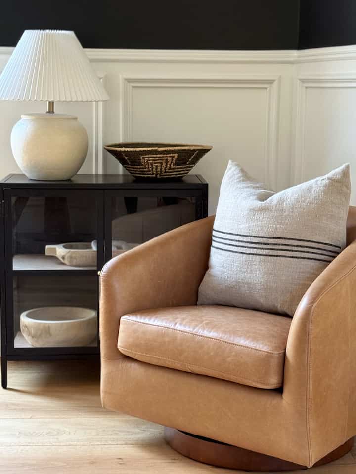 Cozy, modern sitting area. #moderndesign #swivelchair #pillowlove #neutraldecor