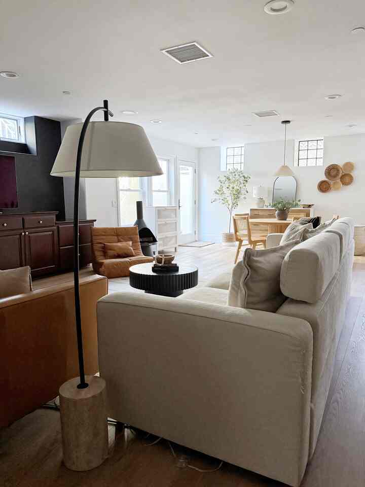 Neutral, modern living room. #livingroom #moderndesign #midcenturymodern #archedlamp