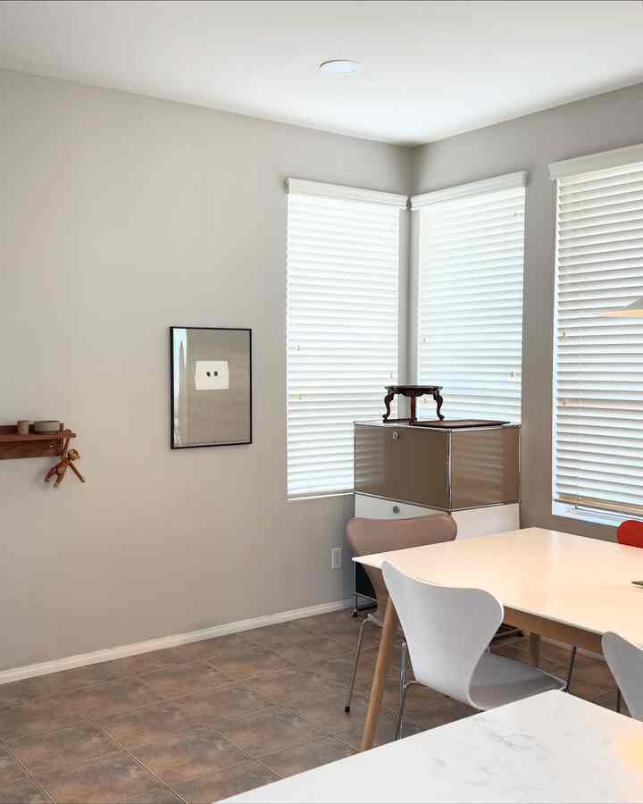 Little changes to our dining room. 
#usmhaller #neutral #walldecor #frameinterior #posterinterior #diningtableinterior #interiormirror 