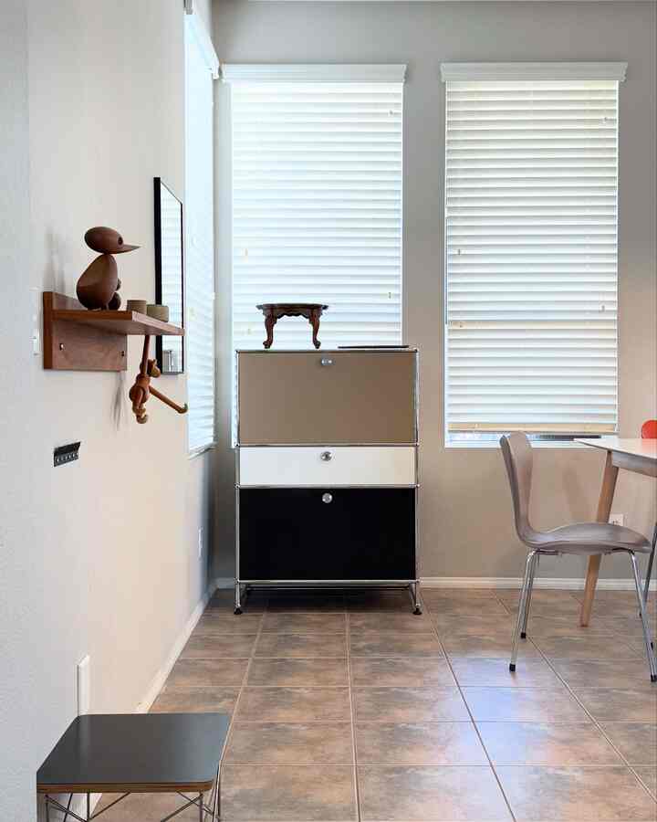 Ide palet warna
Saat ini sedang menyukai kombinasi putih, hitam, krem, krom, dan kayu 🤎

#usmhaller #usm #sideboard #walldecor #wallshelf #walldecoration #woodeninterior #woodenprops #diningroominterior #midcenturymodern #mcm