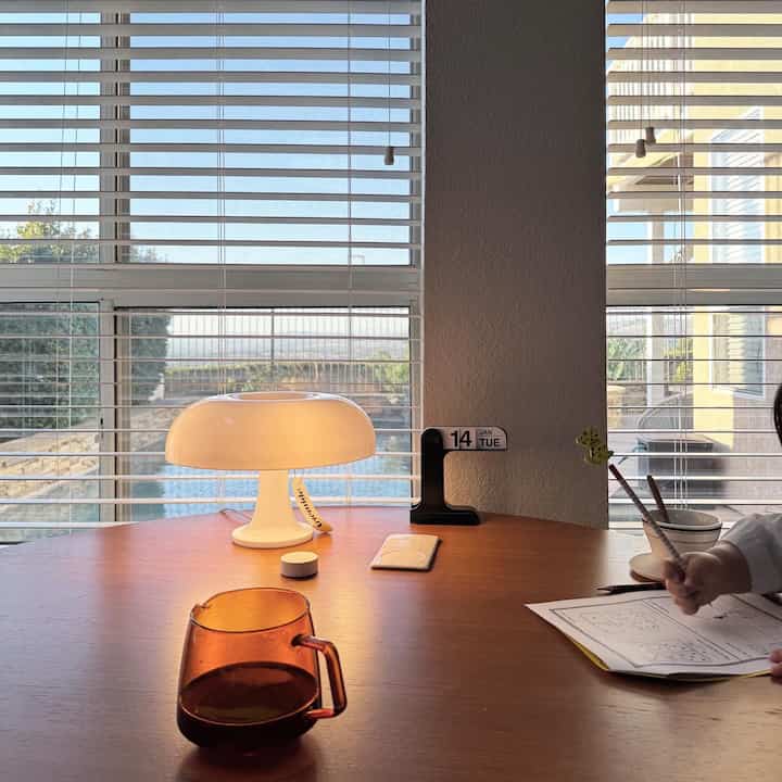 Relaxing afternoon ☕️

#coffeetime #coffeecup #tablelamp #lightingconstruction #lighting #lightingeffect #cozyhome #woodenfurniture #woodtable #diningtable #nessino #denesemilano #calender #midcenturymodern #interiorprops #interiorlighting 
