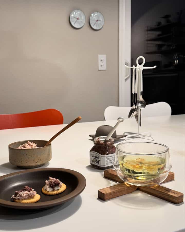 Relaxing tea time at night✨ 


#homecafe #Homecafegram #teatime #kitchenessentials #ceramics #pottery #glasscup #teacup #trivet #cutleryset #cutlery #kitchenaccessories #kitchenitems #cozyhome 