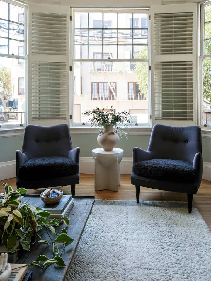 Bay window moments are the best moments! These modern chairs are right at home here! #eclectic #boho #curated #livingroominterior #chair 