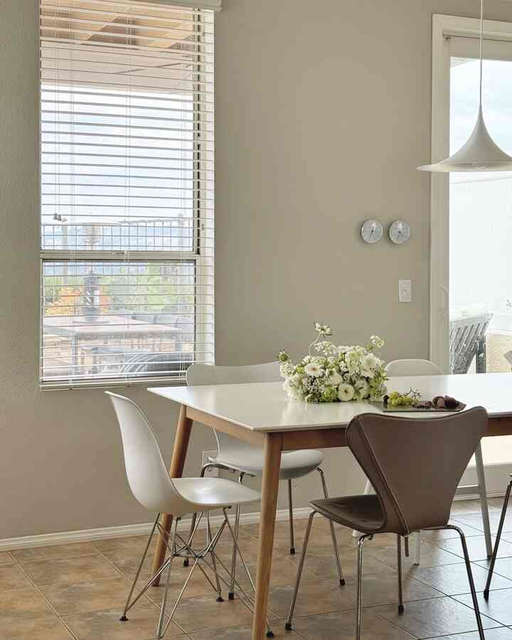 Inspirasi ruang makan modern ✨

#dapurmodern #diningtable #dininginstyle #diningset #minimalinterior #minimalistkitchen #whiteinterior #whitekitchen #whitekitcheninterior #modernkitchen #scandinavian #diningroominterior #diningroom #minimalliving