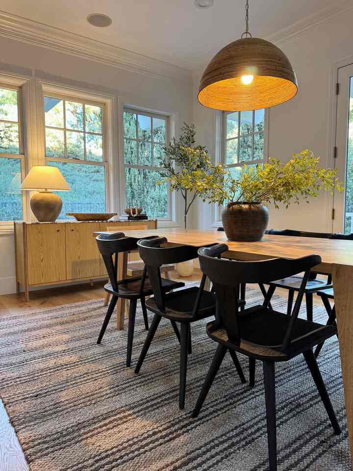 Cozy, neutral, dining room. #modernorganic #diningroomdesign #moderninteriors #lamplove