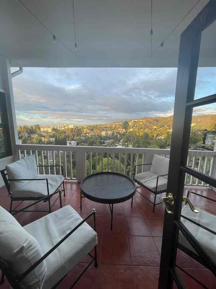 Simple outdoor patio area #balcony #patiofurniture