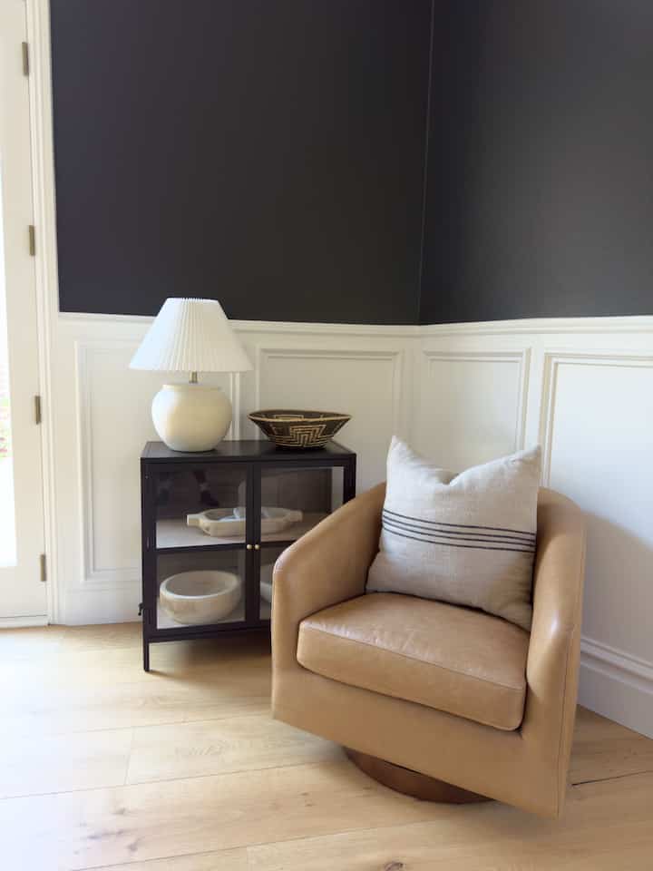 Cozy, reading Nook. #swivelchair #leatherchair #moderndesign #neutraldesign