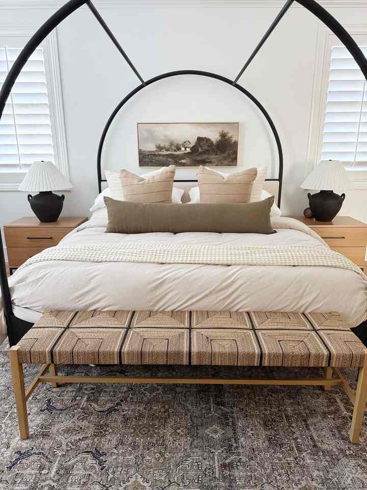 Modern bedroom desgign. #transitionaldesign #moderndesign #bedroomdecor #bedroomdesign