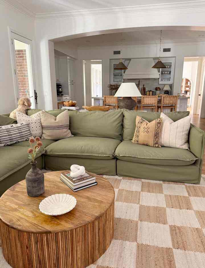 Modern living room design. #patternedrug #moderninterior #greencouch #modernorganic