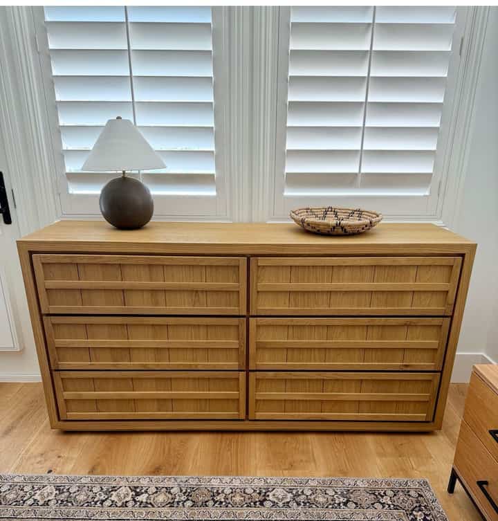Modern dresser styling in bedroom. #dresserstyling #moderndresser #neutraldesign #tablelamp
