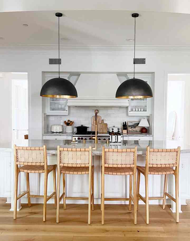 Modern kitchen design. #kitcheninspo #kitchenstyling #kitchenremodeling #kitchenpendants