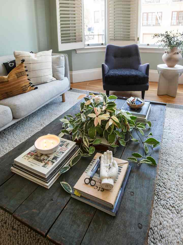 A perfectly eclectic styled coffee table! 
#stylinghome #styling #decoration #coffeetable #styled #decoratemyroom 