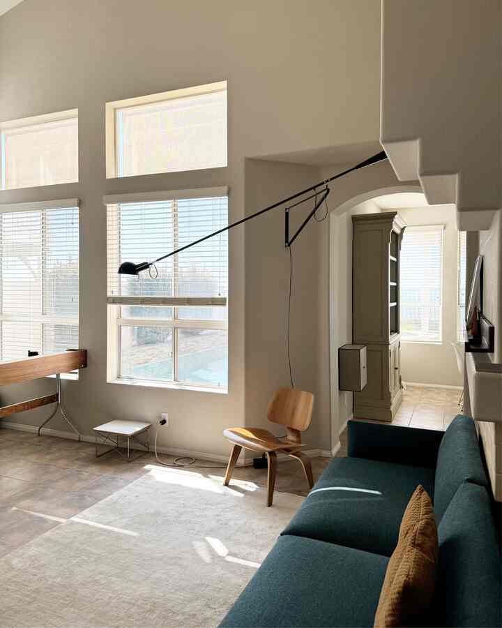 Gaya ruang tamu yang terinspirasi dari gaya modern pertengahan abad 🤎

#midcenturymodern #mcm #sofarecommendations #greensofa #sofainterior #mcmsofa #accentchair #livingroom #livingroominterior #walnutinterior #walnut #furniturearrangement #europeanfurniture #danish #danishfurniture