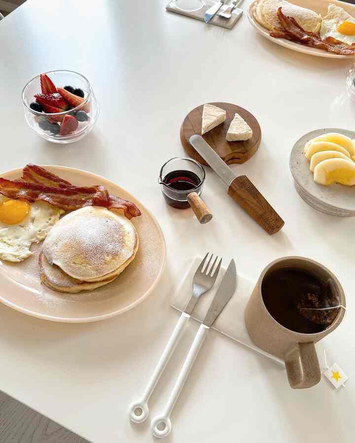 Brunch set up for girls gathering ✨☕️🍵

#homecafe #brunchplate #brunch #onthetable #tablesetting #cutlery #plate #tableware #tablerecommendation #pottery #ceramic 