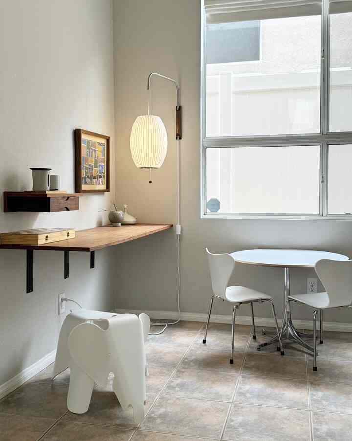 Sudut rumah favoritku. ✨🤎

#mcm #midcenturymodern #interior #interiorframe #frameinterior #woodenframe #walnutinterior #walnut #wallshelf #walldecoration #vintageinterior #vintageatmosphere #vintage