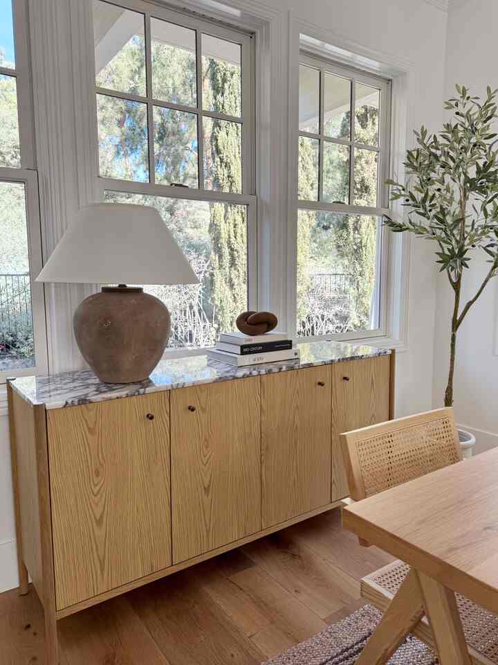 Cozy, modern organic dining room. #modernorganic #modernneutral #diningroomdesign #diningroominspo